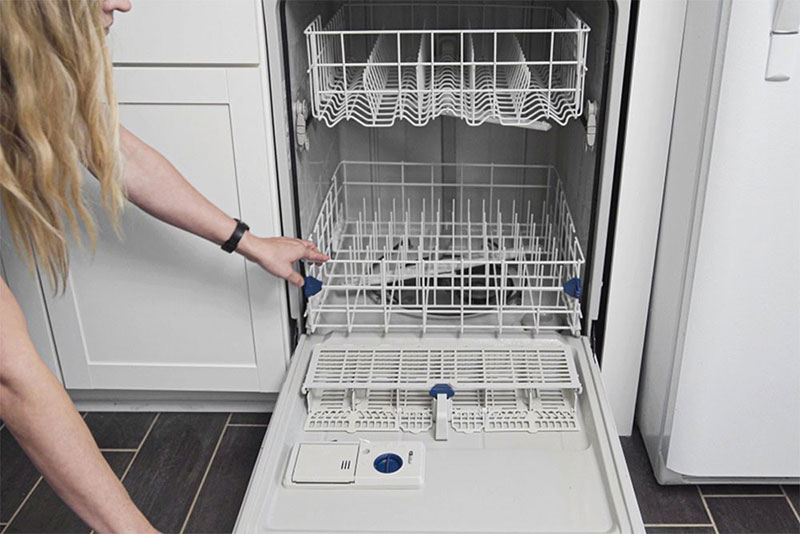 رفع  بوی بد از داخل ماشین ظرفشویی کنوود به کمک یک متخصص